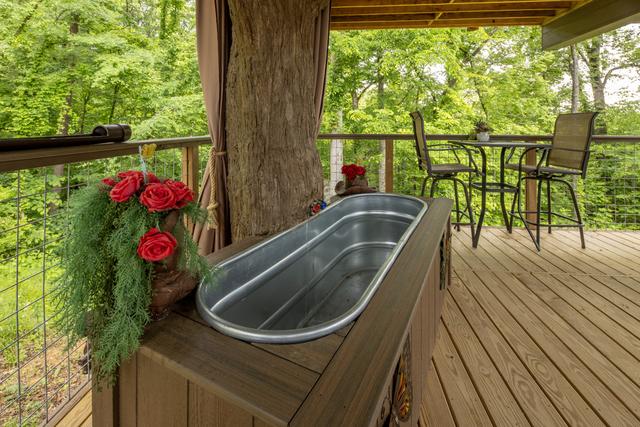 OUTDOOR SOAKING TUB - PARTON MY MOUNTAINS LUXE TREEHOUSE - SLEEPS 4 - WOODED VIEW - SANCTUARY TREEHOUSE RESORT