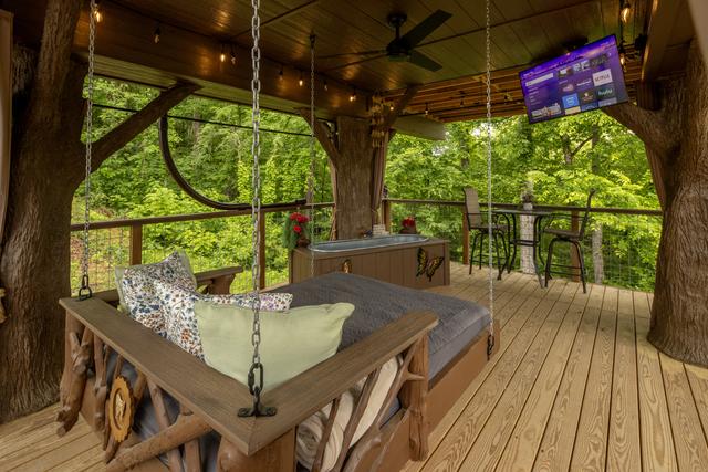 LOWER DECK - PARTON MY MOUNTAINS LUXE TREEHOUSE - SLEEPS 4 - WOODED VIEW - SANCTUARY TREEHOUSE RESORT