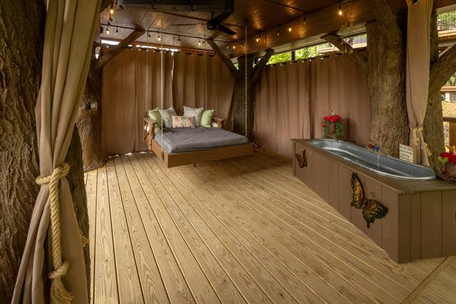 LOWER DECK WITH PRIVACY CURTAINS