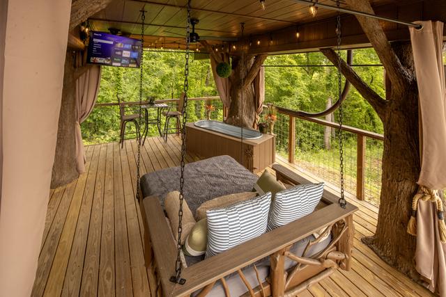 LOWER DECK - THE FOUR TREE-SON'S LUXE TREEHOUSE - SLEEPS 4 - WOODED VIEW - SANCTUARY TREEHOUSE RESORT IN THE SMOKY MOUNTAINS