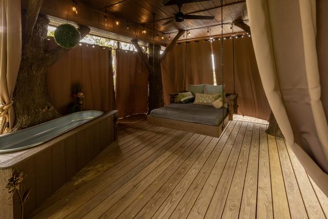 LOWER DECK - THE FOUR TREE-SON'S LUXE TREEHOUSE - SLEEPS 4 - WOODED VIEW - SANCTUARY TREEHOUSE RESORT IN THE SMOKY MOUNTAINS