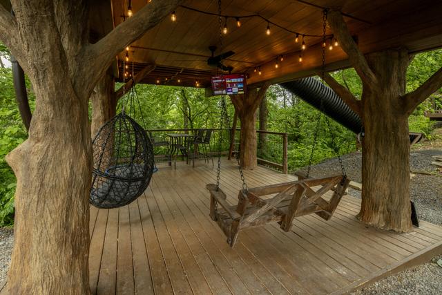 LOWER DECK - SQUIRRELS GONE WILD TREE FORT TREEHOUSE - WOODED - SLEEPS 6 - SKIP THE USUAL CABIN OR HOTEL AND ELECT TO HAVE A "TREEHOUSE EXPERIENCE!"