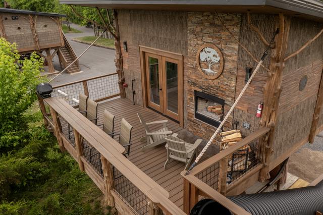 BACK UPPER DECK - HONEY HOLE LUXE TREEHOUSE - SANCTUARY TREEHOUSE RESORT