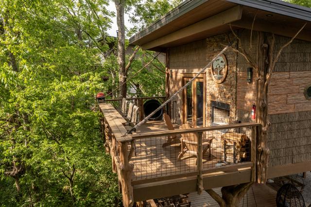 UPPER DECK - CHASING FIREFLIES TREE FORT TREEHOUSE - SANCTUARY TREEHOUSE RESORT