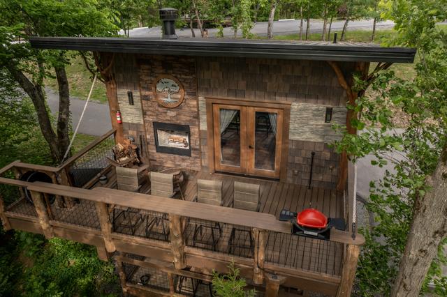 AIR FORT ONE BACK UPPER DECK - SANCTUARY TREEHOUSE RESORT IN THE SMOKY MOUNTAINS - MOUNTAIN VIEW - SLEEPS 6