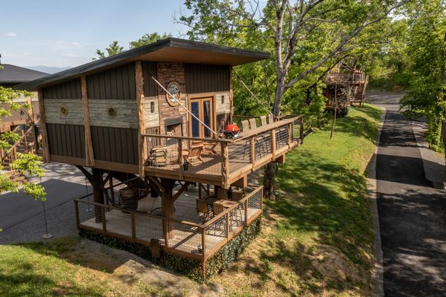AMONG THE WILDFLOWERS TREE FORT TREEHOUSE AT SANCTUARY TREEHOUSE RESORT IN THE SMOKY MOUNTAINS