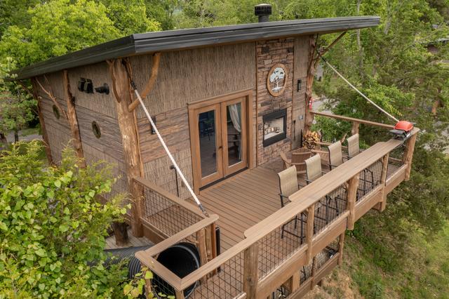 19TH HOLE TREE FORT TREEHOUSE - MOUNTAIN VIEW - SLEEPS 6 - SANCTUARY TREEHOUSE RESORT