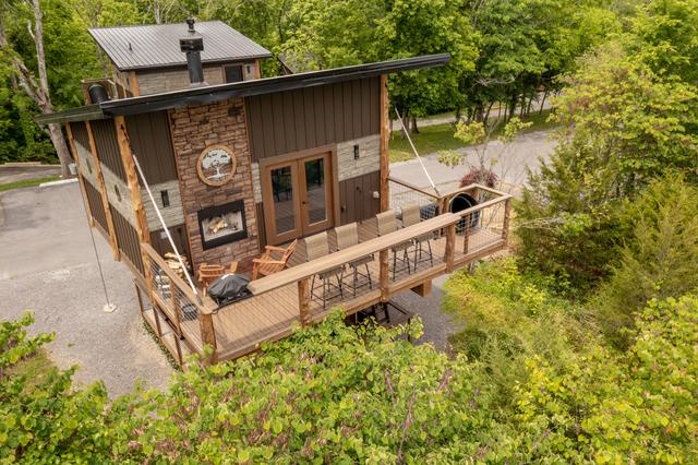 UPPER DECK - TREE-T-MENT CENTER LUXE TREEHOUSE - SANCTUARY TREEHOUSE RESORT - MOUNTAIN VIEW