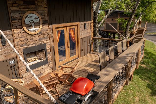 GOOD OLE ROCKY TOP TREE FORT TREEHOUSE - UPPER DECK - WOODED VIEW - SLEEPS 6