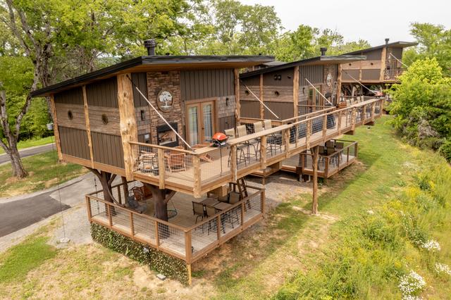 LAND OF THE FREE/HOME OF THE BRAVE - TREEFORT DOUBLE TREEHOUSES - SLEEPS UP TO 12 - CONNECTED WITH A BRIDGE - MOUNTAIN & GOLF COURSE VIEWS - SANCTUARY TREEHOUSE RESORT IN THE SMOKIES