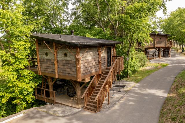 TREE-MENDOUS FUN TREE FORT TREEHOUSE - SLEEPS 6 - WOODED VIEW - SANCTUARY TREEHOUSE RESORT