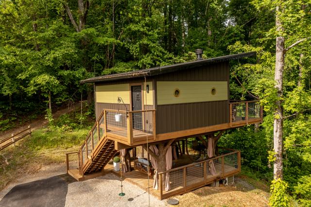 FOUR TREE-SONS LUXE TREEHOUSE - SLEEPS 4 - WOODED VIEW - SANCTUARY TREEHOUSE RESORT