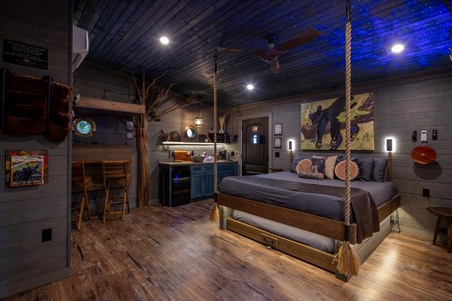 TREE-MENDOUS FUN TREE FORT TREEHOUSE - SLEEPS 6 - WOODED VIEW - SANCTUARY TREEHOUSE RESORT IN THE SMOKY MOUNTAINS