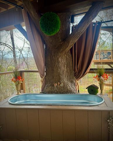 ENJOY THE OUTDOOR SOAKING TROUGH TUB - BUBBLE BATH AND LUXURY LINENS ARE PROVIDED