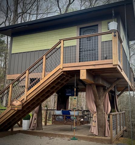 THE FOUR TREE-SONS LUXE TREEHOUSE AT SANCTUARY TREEHOUSE RESORT IN THE SMOKY MOUNTAINS