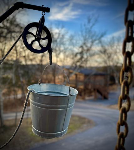RAISE AND LOWER YOUR FAVORITE DRINKS AND SNACKS IN THE BUCKET PULLEY