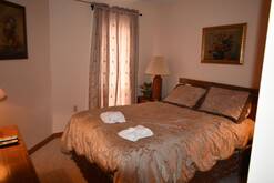 205 high alpine resort guest bedroom with queen bed
