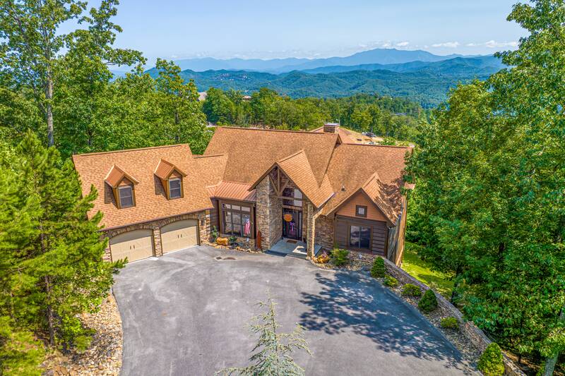 Big cabin rental in the Smoky Mountains of Tennessee. at Five Bears Mountain View Lodge in Gatlinburg TN