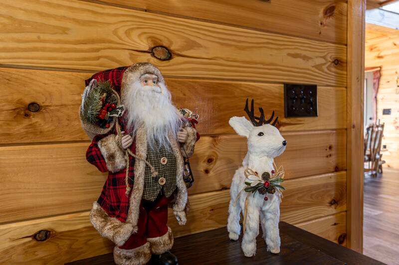 Emerse yourselves in a memorable cabin Christmas! at Sunset Peak in Gatlinburg TN