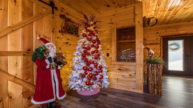 This spectacular cabin rental in the Tennessee Smoky Mountains is the place to be for a joyus Smoky Mountains Christmas! at Morning View in Gatlinburg TN