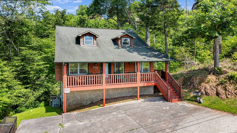 A relaxing Gatlinburg 5 bedroom cabin with game room and hot tub in the Tennessee Smoky Mountains. at Bear Crossing in Gatlinburg TN