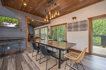Smoky Mountains cabin dining room for six.