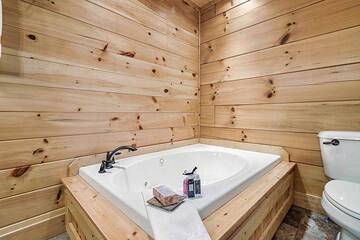 Jacuzzi tub at Alpine Oasis cabin. 