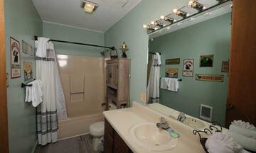 Full bath at your Smokies chalet.