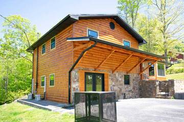 Exterior of your Smoky Mountains cabin rental.