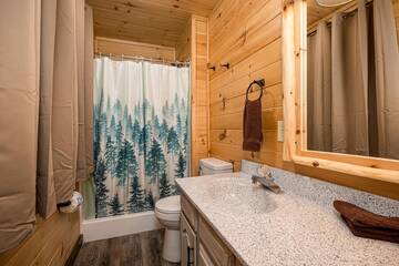 Cabin in the Smokies second full bath.