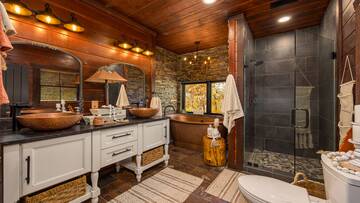 Big cabin in the Smokies with a luxurious bath.