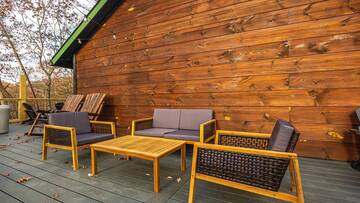 Smokies cabin outdoor deck furnishings.