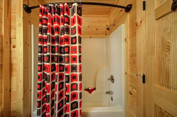 TT-Kings-Mountain-Lodge-2016-Bedroom-4-Bath-Shower