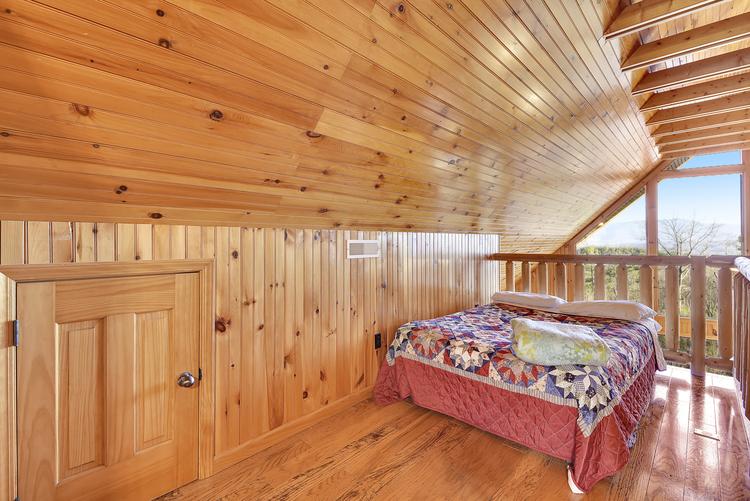 Bluff Mountain Lodge Large Group Cabin Wears Valley and Sevierville in