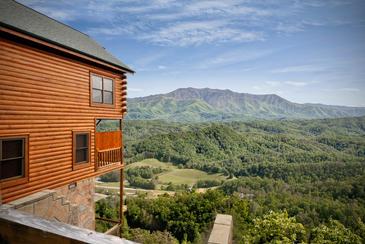 OEWings_TT-On-Eagles-Wings-2015-Exterior-Right-Side-with-View