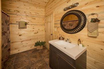 ABearAlpiTh_Bedroom 1 Bathroom